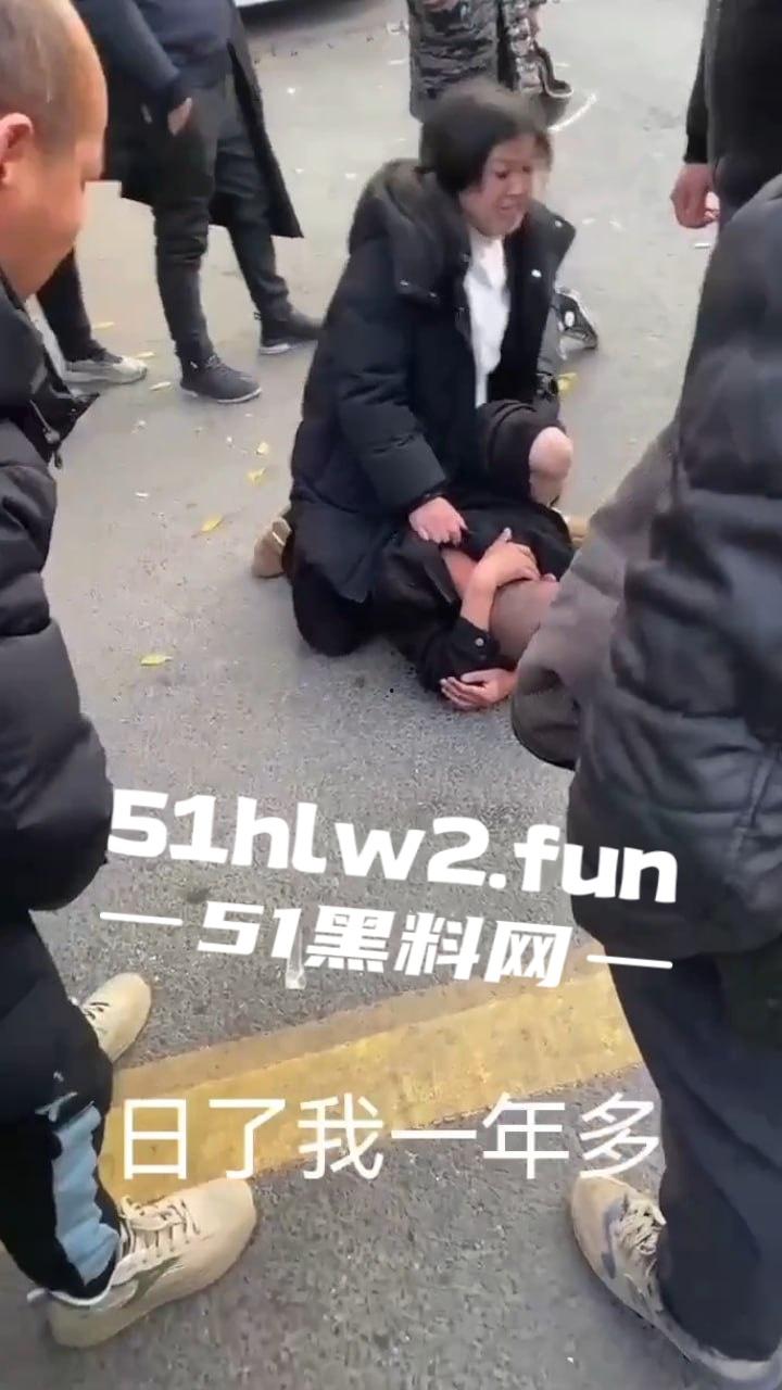大哥以处对象名义，白操女人一年多 一分钱不花，连件衣服都不买还想分手被女子追到工地一顿暴打。-5