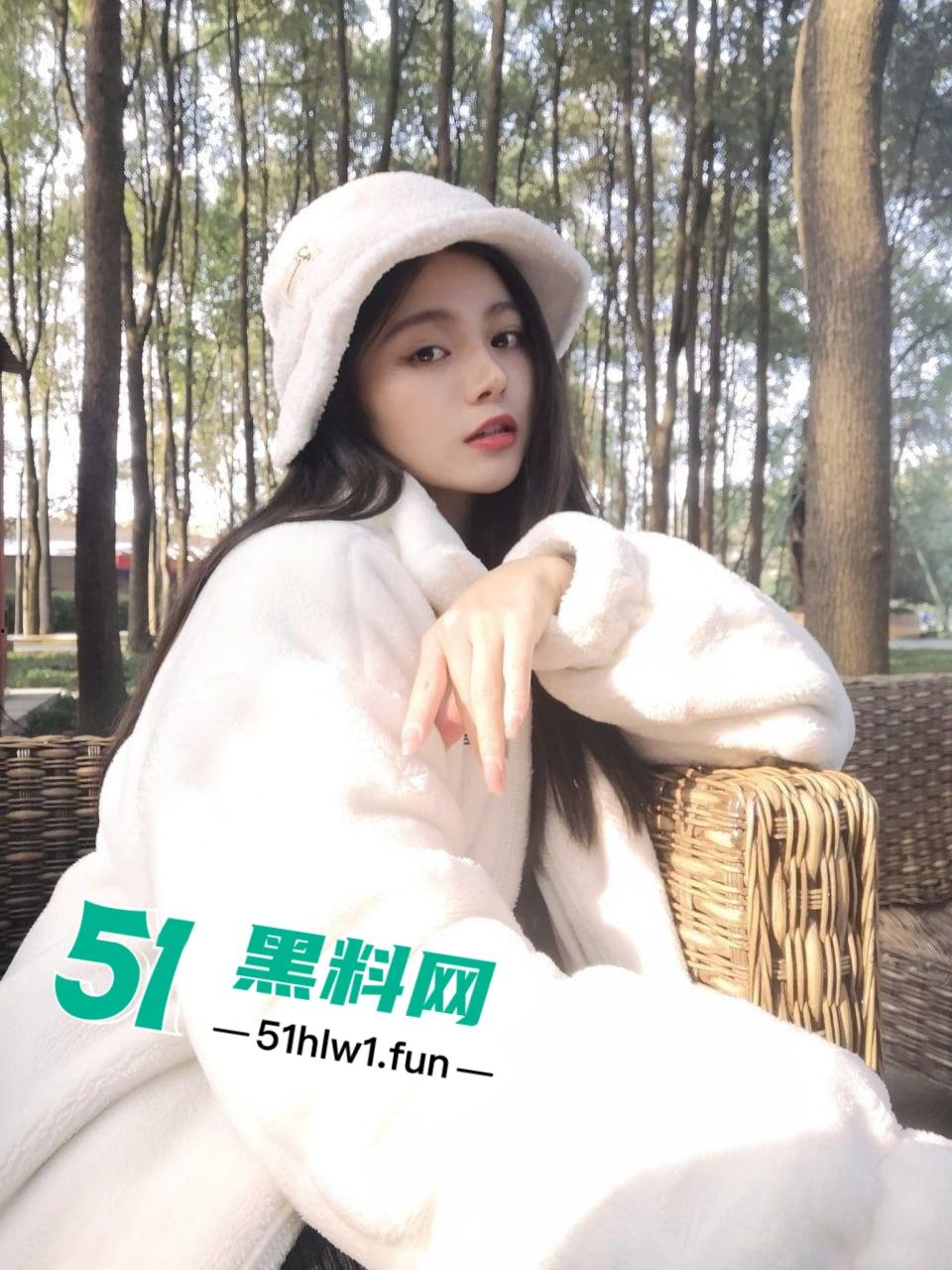 重庆科技大学眼镜学妹【林芮言】从三好学生到床上骚货，她的私密生活被渣男男友曝光，淫叫声和极品骚奶骚得很！-2