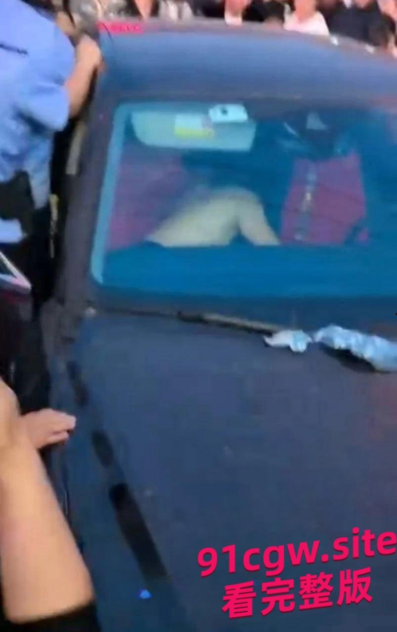 唐山迁安领导与小三南市场车震被原配抓包，警力保护小三撤离！#抓小三#出轨#车震-1