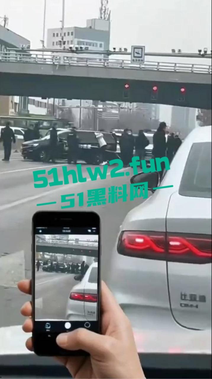 山西晋中疑似欠钱不还引发命案，蕴华街汇通路一死一伤，现场拥堵警方封锁，传言满天飞！-9