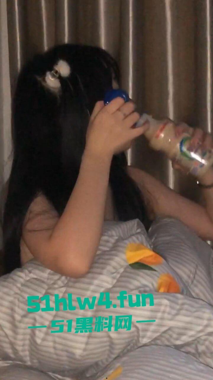 衡阳师范大学【高燕燕】极品身材颜值萝莉，平时超甜美的可爱嫩妹被篮球队长拿下，到了床上秒变母狗。-5