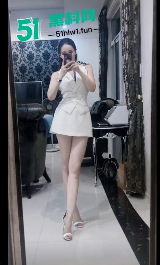 高跟连衣裙名媛【C姨】被老头后入到哭 出气入气全是浪，后入呻吟让人想关音量但舍不得！-3