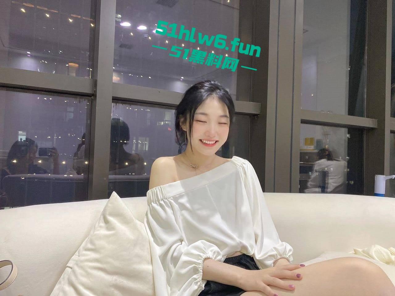 清纯颜值白富美【张欣玥】表面富家千金，背地里骚母狗一条给主人深喉吃屌淫靡喘息，大量不雅视图流出。-3