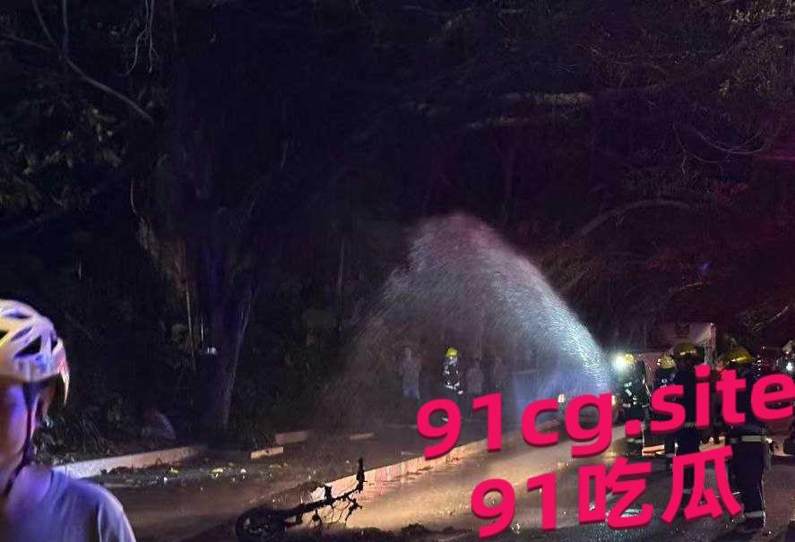 美女骑士超速发生车祸 机车爆燃烧光衣服 几乎全裸在草丛躲避等待救援 #刺激#惊险#裸体-5