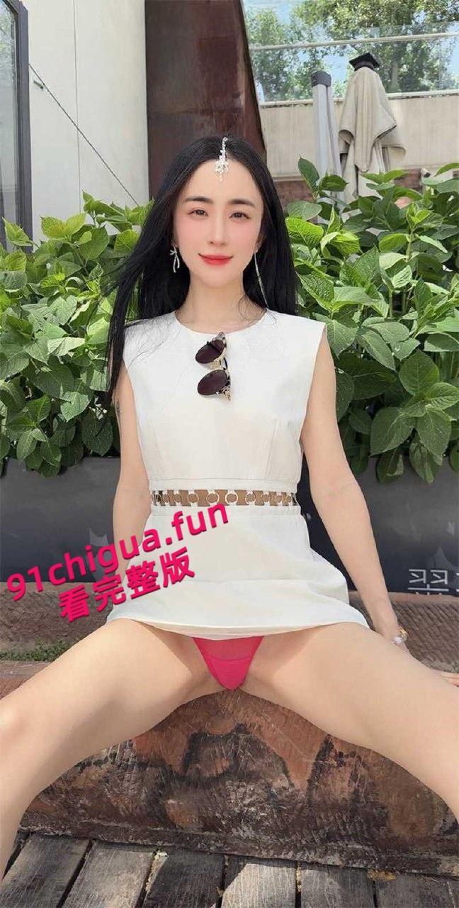 推特网红【西安大表姐】最新露出合集，餐厅商场天桥肆意露出狂欢自慰，淫荡表情反差到极致！-7