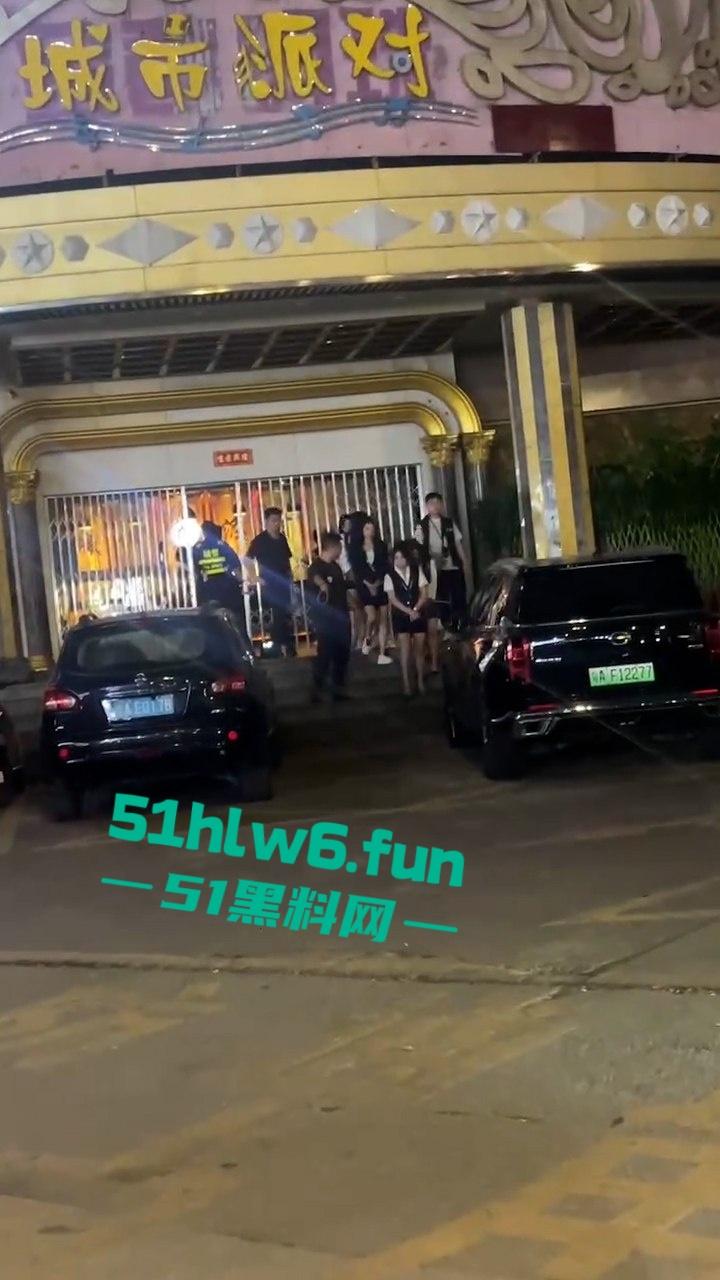 广州城市派对突击扫黄带走一群骚逼老鸨和嫖客，夜店公主排队上车心酸又好笑。-2
