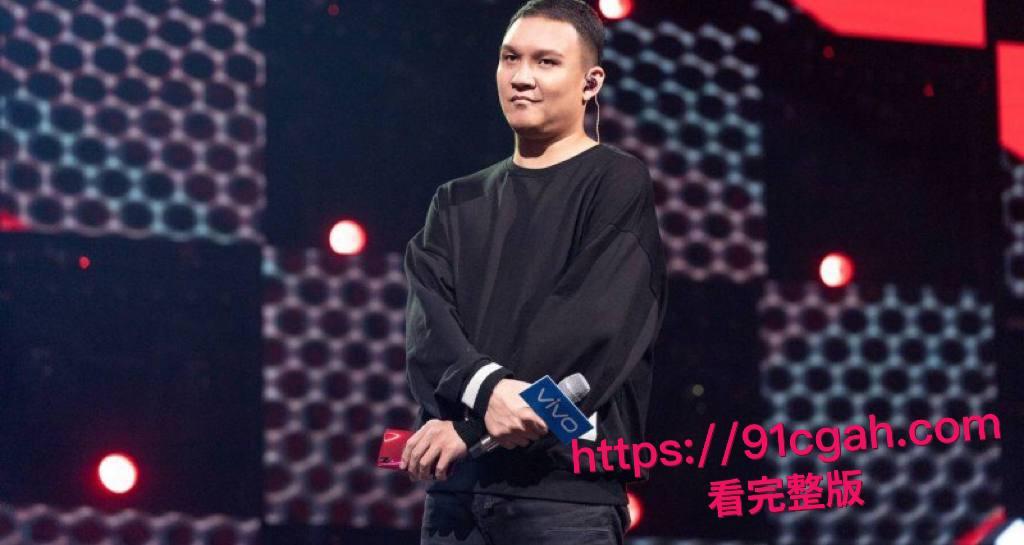 中国有嘻哈总导演 车澈 与李嘉格离异后与 乃万 曝出黑料 当街小便搂搂抱抱 酒店开房视频曝光！-1