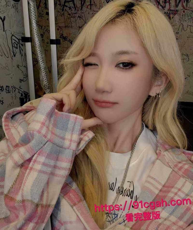 中国有嘻哈总导演 车澈 与李嘉格离异后与 乃万 曝出黑料 当街小便搂搂抱抱 酒店开房视频曝光！-10