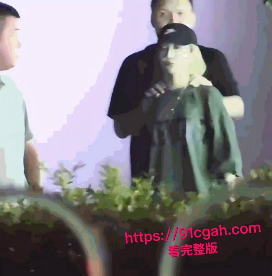 中国有嘻哈总导演 车澈 与李嘉格离异后与 乃万 曝出黑料 当街小便搂搂抱抱 酒店开房视频曝光！-15