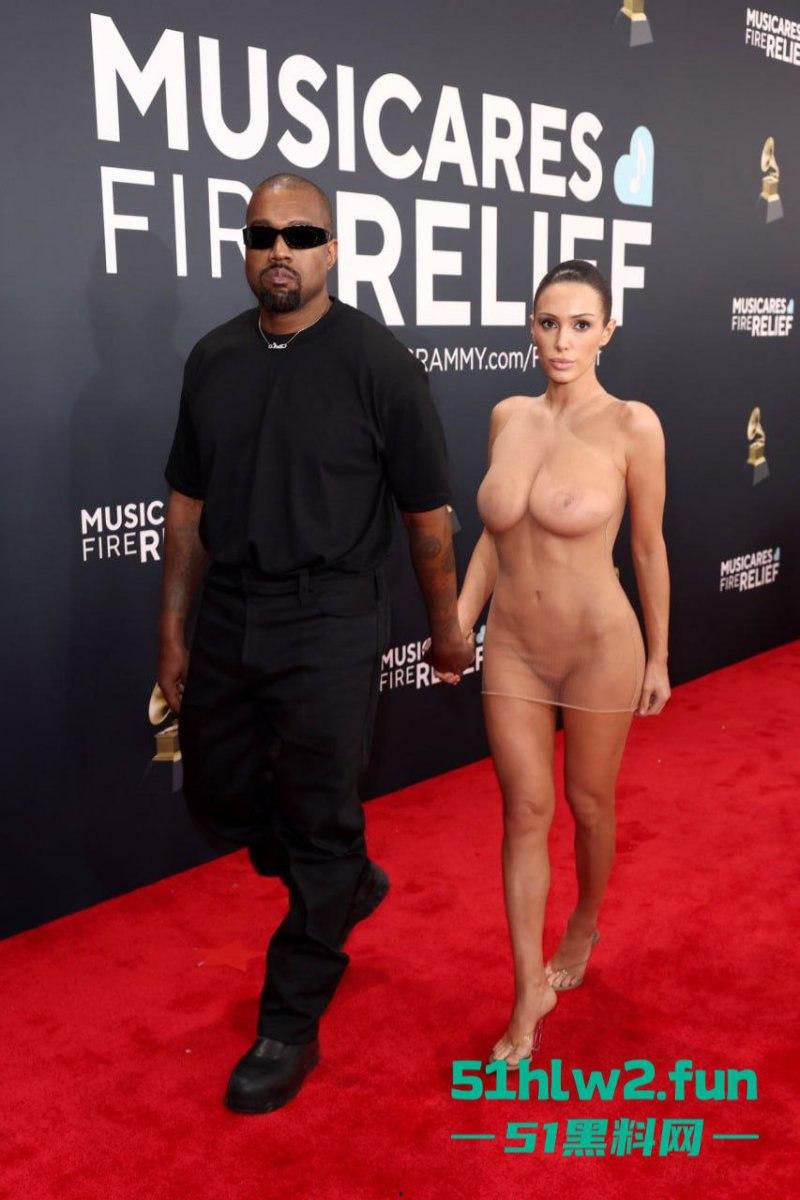 侃爷娇妻真空亮相格莱美红毯，公然上演户外露出全场惊呆！这尺度连镜头都不敢眨眼。-1