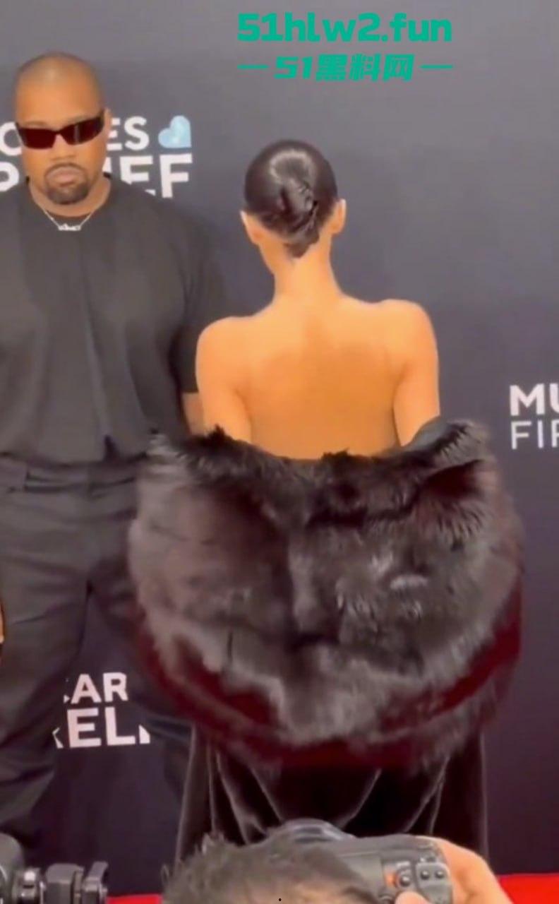 侃爷娇妻真空亮相格莱美红毯，公然上演户外露出全场惊呆！这尺度连镜头都不敢眨眼。-7