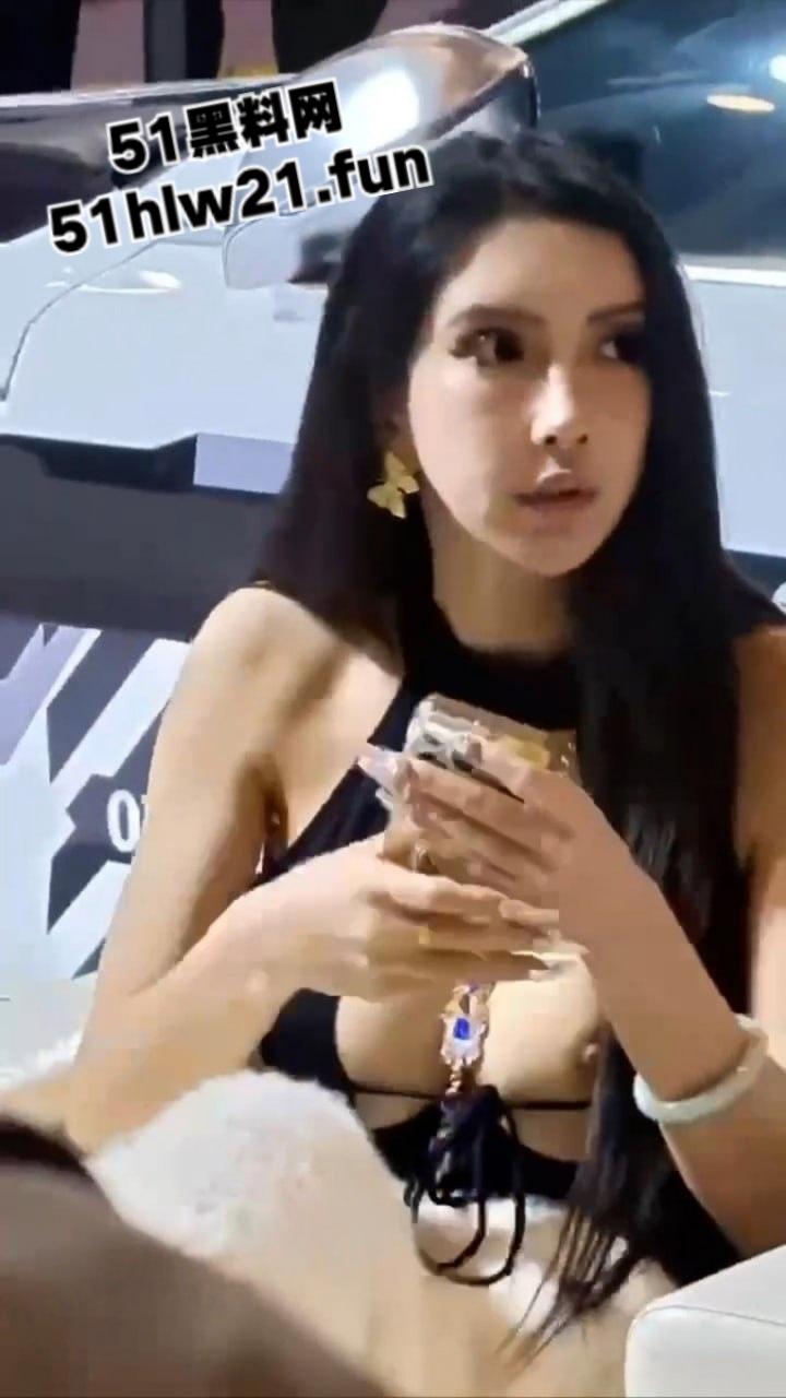 瓜友偷拍车展模特，高颜值F罩杯性感女神竟勒不住奶，走光一幕被瓜友偷拍疯传。-4