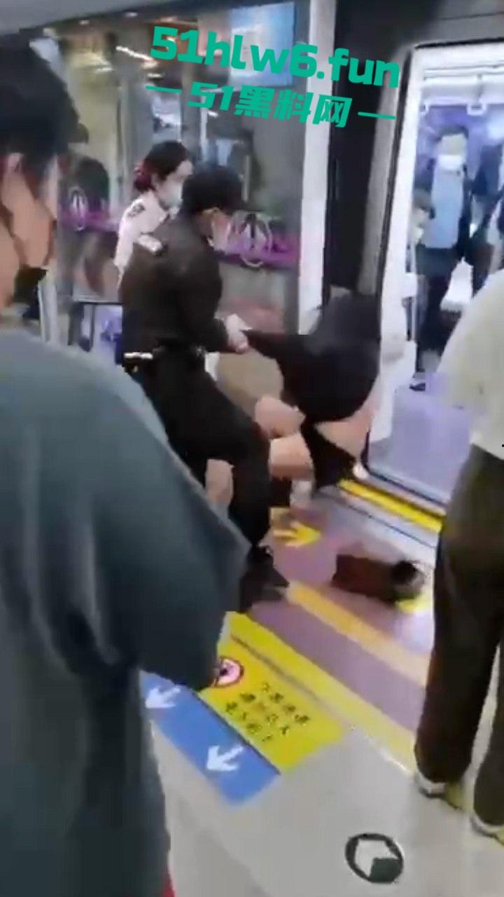老瓜新吃！西安地铁保安拖拽女乘客事件持续发酵三大疑问待解，近日再度冲上热搜。-3