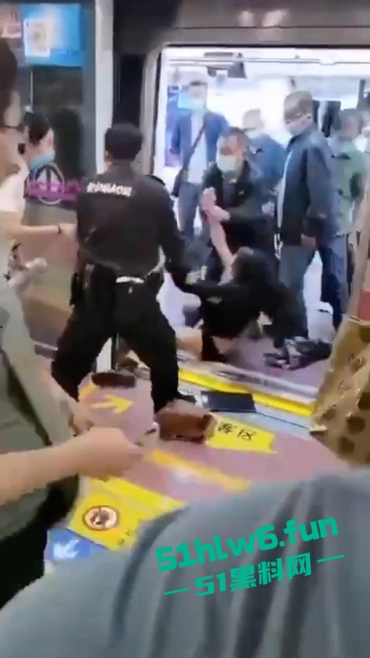 老瓜新吃！西安地铁保安拖拽女乘客事件持续发酵三大疑问待解，近日再度冲上热搜。-7