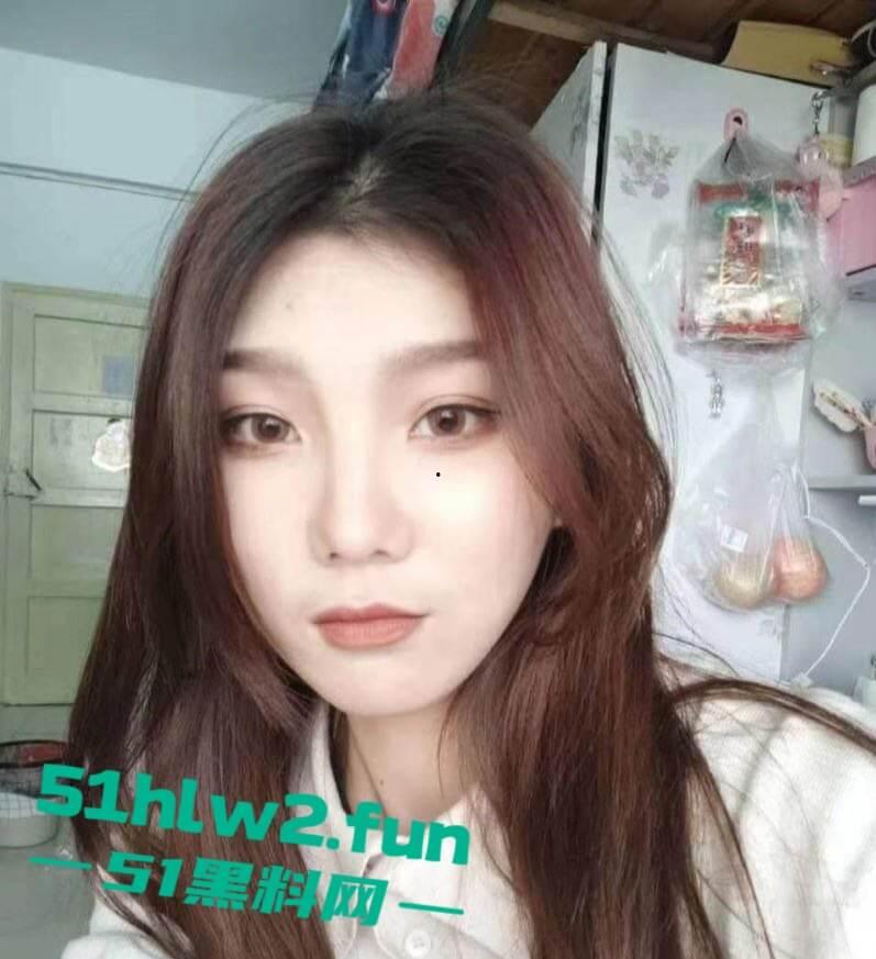 广东潮州研究生学姐【苗蒽熙】团建旅游变淫乱现场，看到大屌就爱不释手，深喉舔得口水横流，被后入操得表情销魂！-5